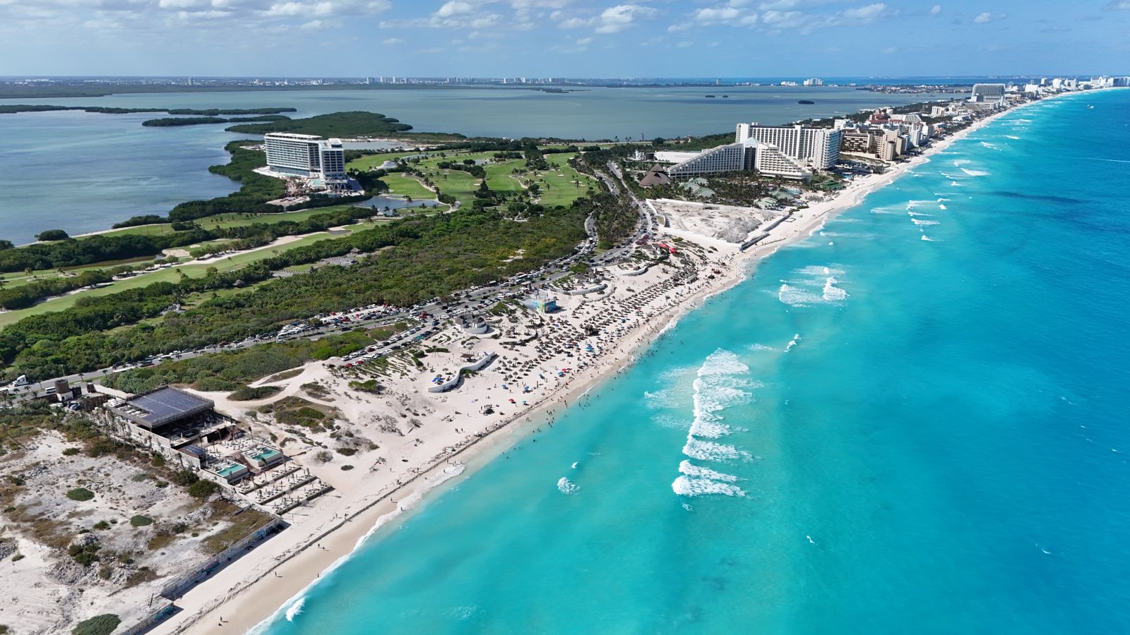 El Ayuntamiento de Benito Juárez trabaja por playas limpias en Cancún para la temporada vacacional